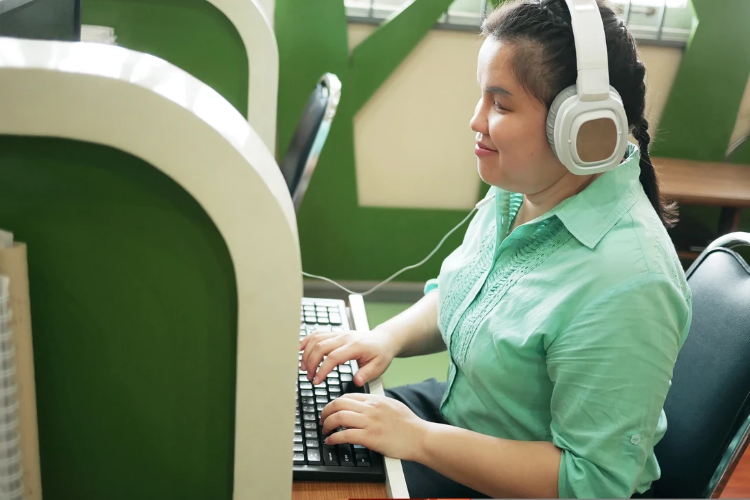 woman using screen reader
